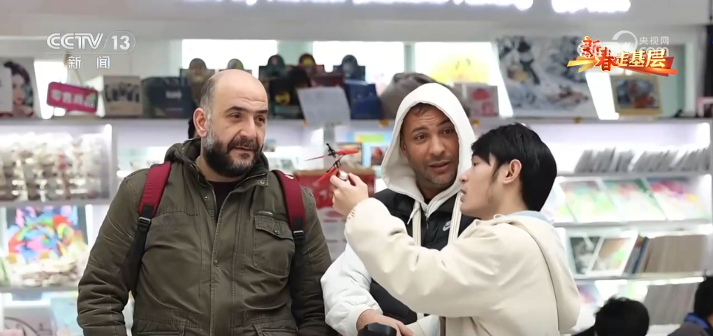 成拳”凝聚合力 “品牌出海”成为义乌热词mg不朽情缘游戏网站新春走基层 “攥指(图2)