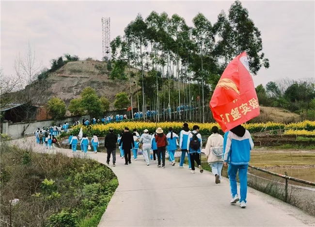 -荣县职教中心“拥抱春光 磨砺青春”师生户外远足活动mg不朽情缘游戏试玩用脚步丈量梦想 用激情诠释青春(图2)